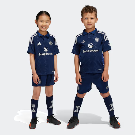 Manchester United 24-25 Away Mini Kit With Custom Printing_01 Kollektion – Exklusive Manchester United FC Trikots und Fanartikel