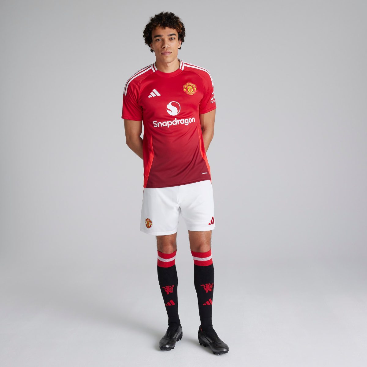 manchester united x adidas damen golf ultimate365 solid kurzarm-poloshirt schwarz – 6 lisandro martínez Kollektion – Exklusive Manchester United FC Trikots und Fanartikel