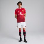 manchester united x adidas damen golf ultimate365 solid kurzarm-poloshirt schwarz – 6 lisandro martínez Kollektion – Exklusive Manchester United FC Trikots und Fanartikel