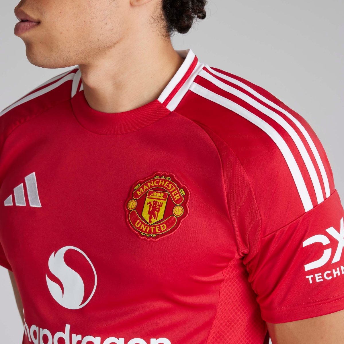 manchester united x adidas damen golf ultimate365 solid kurzarm-poloshirt schwarz – 6 lisandro martínez Kollektion – Exklusive Manchester United FC Trikots und Fanartikel